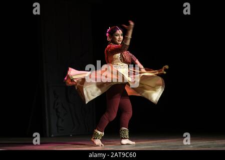 Guwahati, Assam, Indien. Januar 2020. Kathak Tänzerin Sangita Chatterjee, die Kathak während des 11. Pragjyoti International Dance Festivals im Sri Madhabdev International Auditorium in Panjabari, Guwahati, vorführte. Credit: David Talukdar/ZUMA Wire/Alamy Live News Stockfoto