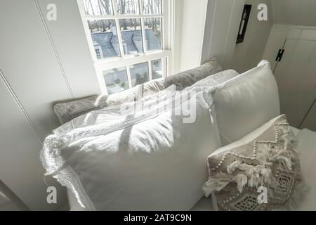 Bett im alten Stil im Schlafzimmer Stockfoto