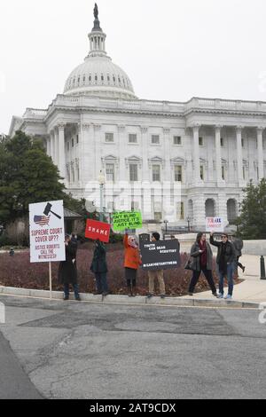 31. Januar 2020, Washington, DC, USA: 31. Januar 20 - US-Kapitol - Washington, D.C. Demonstranten demonstrieren außerhalb des US-Kapitols während des Senatsenthebungsverlagens von Präsident Donald J. Trump. (Bild: © Christy Bowe/ZUMA Wire) Stockfoto