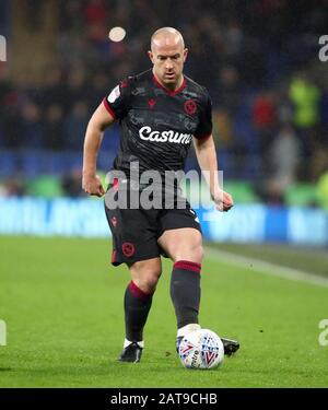 Cardiff, Wales, Großbritannien. Januar 2020. English Championship Football, Cardiff City versus Reading; Charlie Adam von Reading macht den Pass - Ausschließlich redaktioneller Gebrauch. Keine Verwendung mit nicht autorisierten Audio-, Video-, Daten-, Regallisten-, Club-/Liga-Logos oder Live-Diensten. Die Online-Nutzung ist auf 120 Bilder beschränkt, keine Videoemulation. Keine Verwendung bei Wetten, Spielen oder Einzelspielen/Liga-/Spielerveröffentlichungen Credit: Action Plus Sports Images/Alamy Live News Stockfoto