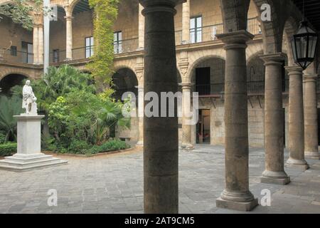 Kuba, Havanna, Palacio de los Capitanes Generales, Terrasse, Kolumbus-Statue, Stockfoto