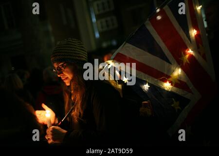 Pro-EU-Aktivisten halten am Brexit Day eine Kerzenlicht-Mahnwache im Verbindungsbüro des Europäischen Parlaments. Großbritanniens Austritt aus der Europäischen Union, heute um 23 Uhr britische Zeit (Mitternacht in Brüssel), kommt mehr als dreieinhalb Jahre, seit die Länder das Referendum über die EU-Mitgliedschaft zutiefst polarisieren, Doch der Moment beendet nur die erste Phase der Brexit Saga, in der die zukünftigen Beziehungen Großbritanniens zum Block noch ausgehandelt werden. Der britische Premierminister Boris Johnson hat darauf bestanden, dass die 11-monatige Übergangszeit, in der die Vereinbarungen praktisch unverändert bleiben, nicht über sie hinaus verlängert wird Stockfoto
