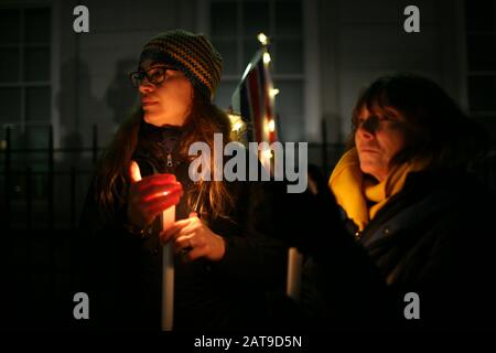 Pro-EU-Aktivisten halten am Brexit Day eine Kerzenlicht-Mahnwache im Verbindungsbüro des Europäischen Parlaments. Großbritanniens Austritt aus der Europäischen Union, heute um 23 Uhr britische Zeit (Mitternacht in Brüssel), kommt mehr als dreieinhalb Jahre, seit die Länder das Referendum über die EU-Mitgliedschaft zutiefst polarisieren, Doch der Moment beendet nur die erste Phase der Brexit Saga, in der die zukünftigen Beziehungen Großbritanniens zum Block noch ausgehandelt werden. Der britische Premierminister Boris Johnson hat darauf bestanden, dass die 11-monatige Übergangszeit, in der die Vereinbarungen praktisch unverändert bleiben, nicht über sie hinaus verlängert wird Stockfoto