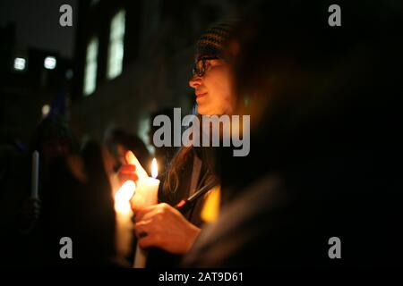 Pro-EU-Aktivisten halten am Brexit Day eine Kerzenlicht-Mahnwache im Verbindungsbüro des Europäischen Parlaments. Großbritanniens Austritt aus der Europäischen Union, heute um 23 Uhr britische Zeit (Mitternacht in Brüssel), kommt mehr als dreieinhalb Jahre, seit die Länder das Referendum über die EU-Mitgliedschaft zutiefst polarisieren, Doch der Moment beendet nur die erste Phase der Brexit Saga, in der die zukünftigen Beziehungen Großbritanniens zum Block noch ausgehandelt werden. Der britische Premierminister Boris Johnson hat darauf bestanden, dass die 11-monatige Übergangszeit, in der die Vereinbarungen praktisch unverändert bleiben, nicht über sie hinaus verlängert wird Stockfoto