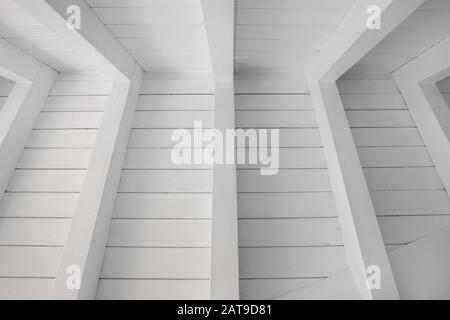 Weiße Holzdecke. Natürliche weiße Lichtdecke. Stockfoto