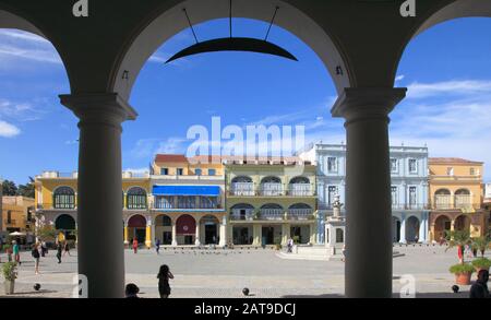 Kuba, Havanna, Plaza Vieja, Straßenszene, historische Architektur, Menschen, Stockfoto