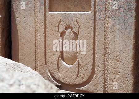 Luxor, Karnak, Ägypten, Afrika. Tempel von Karnak. Detail und Schönheit des Schnitzens eines Käfers in einer Kartusche. Stockfoto