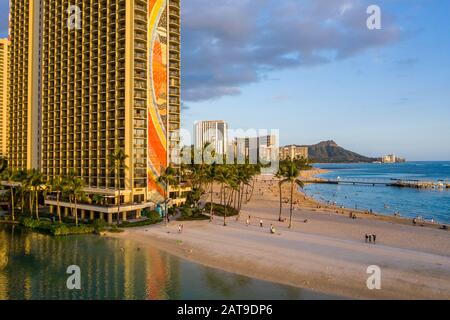 Waikiki, HI - 19. Januar 2020: Hilton Rainbow Tower vor der Küstenlinie in Richtung Diamond Head Stockfoto