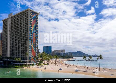 Waikiki, HI - 19. Januar 2020: Hilton Rainbow Tower vor der Küstenlinie in Richtung Diamond Head Stockfoto