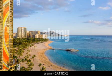 Waikiki, HI - 19. Januar 2020: Luftansicht des Hilton Rainbow Tower vor der Küstenlinie in Richtung Diamond Head Stockfoto