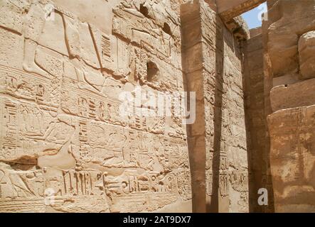 Luxor, Karnak, Ägypten, Afrika. Tempel von Karnak. Detail und Schönheit der Schnitzereien und der Hieroglyphen an einer Wand im Tempel. Stockfoto