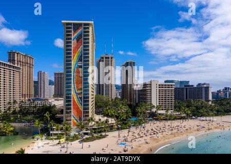 Waikiki, HI - 19. Januar 2020: Luftansicht des Regenbogenturms vor dem Hilton Hawaiian Village am Waikiki Beach auf Hawaii Stockfoto