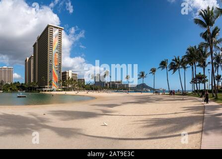 Waikiki, HI - 19. Januar 2020: Hilton Rainbow Tower vor der Küstenlinie in Richtung Diamond Head Stockfoto