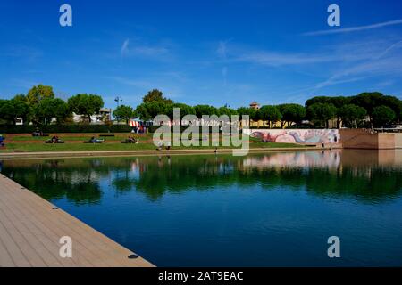 Rimini, Italien - 20. Oktober 2019: Blick auf das Gebiet in der Nähe der Tiberius-Brücke Stockfoto