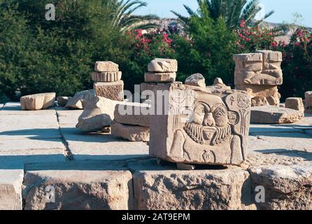 Bas-Relief des Gottes Bes im Isis-Tempel von Philae auf der Insel Agilika bei Assuan, Ägypten. Altägyptische Kunst In einen Steinblock Gemeißelt. Stockfoto