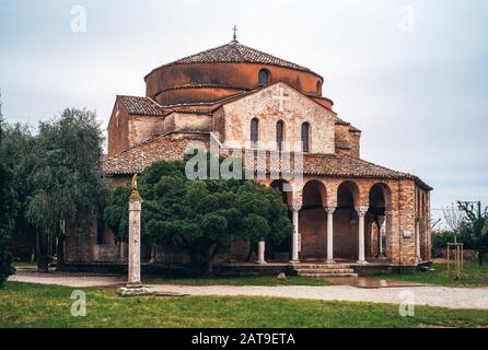 Santa Fosca Kirche auf der Insel Torcello, in der Lagune von Venedig im Venezianisch-byzantinischen Architekturstil aus dem 11. Jahrhundert Stockfoto