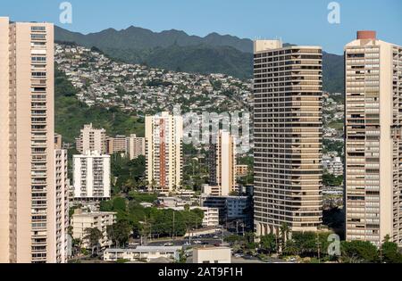 Hotels und Wohnungen mit Häusern, die auf der Bergseite im modernen Teil von Waikiki auf Oahu voll sind Stockfoto