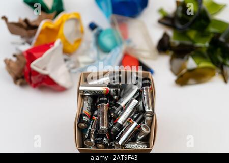 Moskau, Russland, 16. Januar 2020. Separate Garbage Collection. Elektrische Batterien werden aktiviert. Umweltverschmutzung. Stockfoto