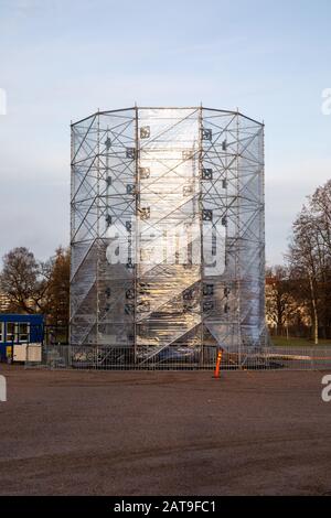 Kunststoffummantelt, sechseckiger Rahmen der Lichtinstallation von Ivo Schoofs, genannt Large Fire Tornado bei Lux Helsinki 2020 in Helsinki, Finnland Stockfoto