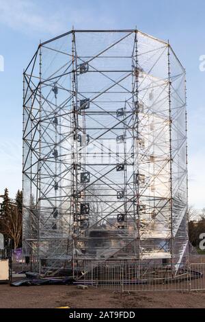 Sechseckiger, mit Kunststoff überdachter Rahmen der Lichtinstallation Von Ivo Schoofs Large Fire Tornado am Lux Helsinki 2020 in Helsinki, Finnland Stockfoto