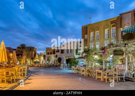 Bunte Restaurants am Seaside Walk an Evening at Sunset, Abu tig, el Gouna, Ägypten, 14. Januar 2020 Stockfoto