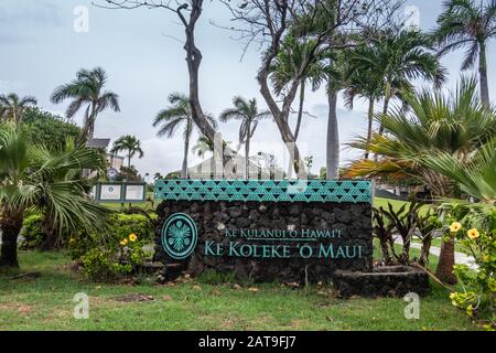 Kahului, Maui, Hawaii, USA. - 12. Januar 2020: Muttersprachliches Zeichen für University of Hawaii, Maui College Campus, in grünes Laub und Blume p gesetzt Stockfoto