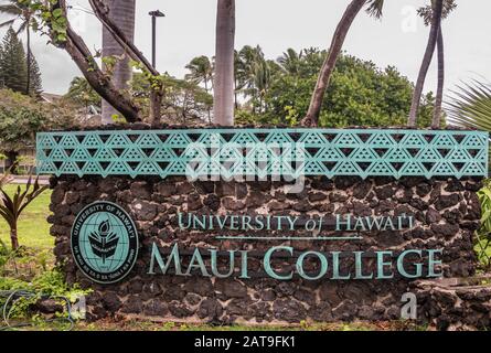 Kahului, Maui, Hawaii, USA. - 12. Januar 2020: Englisches Sprachzeichen für die University of Hawaii, Maui College Campus, in grüner Laub und Blume Stockfoto