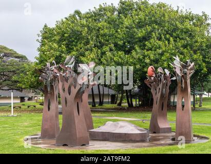 Kahului, Maui, Hawaii, USA. - 12. Januar 2020: Nahaufnahme der braunen rostigen Metallgruppe der Baumstatue auf grünem Rasen an der Universität von Hawaii, Maui colleg Stockfoto