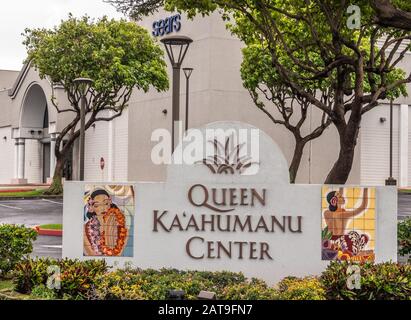 Kahului, Maui, Hawaii, USA. - 12. Januar 2020: Farbenfrohes Schild am Eingang zum Einkaufszentrum Queen Kaahumu, in bunten Anpflanzungen und mit Backed Wi Stockfoto