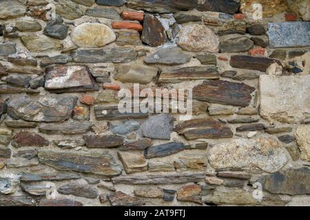 Nahaufnahme einer Natursteinmauer Stockfoto