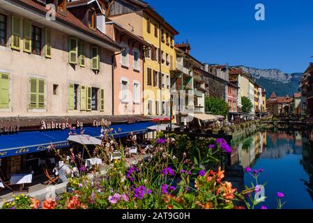 Blick auf den Fluss Thiou und die Altstadt von Annecy, der größten Stadt des französischen Departements der Region Savoie Stockfoto