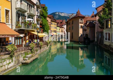 Blick auf den Fluss Thiou und die Altstadt von Annecy, der größten Stadt des französischen Departements der Region Savoie Stockfoto