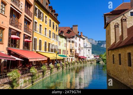 Blick auf den Fluss Thiou und die Altstadt von Annecy, der größten Stadt des französischen Departements der Region Savoie Stockfoto