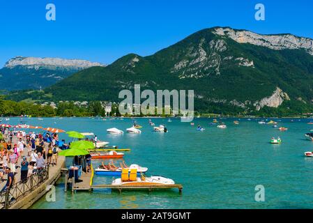 Leute, die Spaß am See von Annecy haben, Europas sauberster See, im französischen Département Haute-Savoie Stockfoto