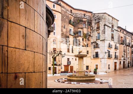 Bocairent, Spanien - 22. Januar 2020: Rathausplatz der ländlichen Stadt Bocairente in Valencia nach einem Schneefall im Winter. Stockfoto