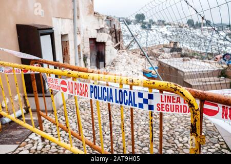 Bocairent, Spanien - 22. Januar 2020: Sicherheitsbarriere der örtlichen Polizei zur Verhinderung des Übergangs zu einem Erdrutschgebiet durch einen Sturm. Stockfoto