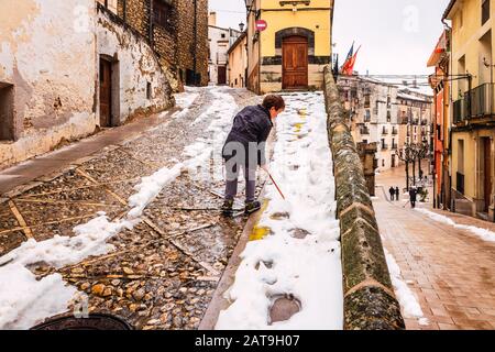 Bocairent, Spanien - 22. Januar 2020: Rathausplatz der ländlichen Stadt Bocairente in Valencia nach einem Schneefall im Winter. Stockfoto