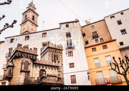 Bocairent, Spanien - 22. Januar 2020: Holzburg auf dem Rathausplatz während eines mittelalterlichen Festivals. Stockfoto