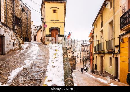 Bocairent, Spanien - 22. Januar 2020: Rathausplatz der ländlichen Stadt Bocairente in Valencia nach einem Schneefall im Winter. Stockfoto