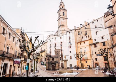 Bocairent, Spanien - 22. Januar 2020: Rathausplatz der ländlichen Stadt Bocairente in Valencia nach einem Schneefall im Winter. Stockfoto