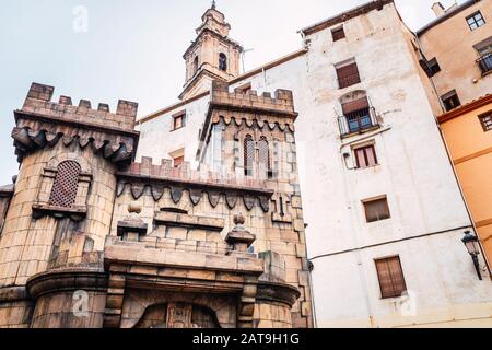 Bocairent, Spanien - 22. Januar 2020: Holzburg auf dem Rathausplatz während eines mittelalterlichen Festivals. Stockfoto