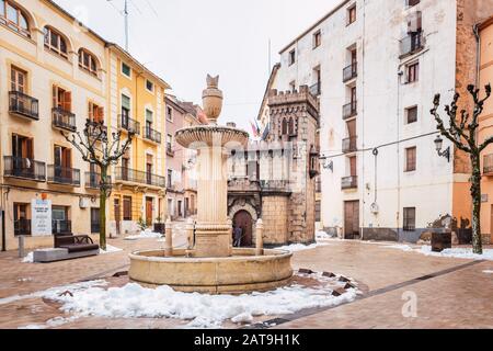 Bocairent, Spanien - 22. Januar 2020: Rathausplatz der ländlichen Stadt Bocairente in Valencia nach einem Schneefall im Winter. Stockfoto