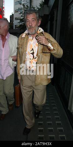 Ian McKellen & Friend Leaving The Ivy London (Credit-Image©Jack Ludlam) Stockfoto