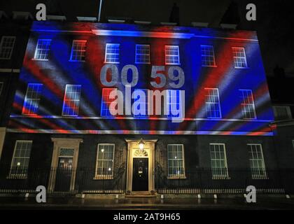 Ein Bild von Big Ben projizierte auf die 10 Downing Street, London, eine Minute bevor Großbritannien sich am Freitag auf den Austritt aus der Europäischen Union vorbereitet und damit 47 Jahre enge und manchmal unbequeme Beziehungen nach Brüssel beendete. Stockfoto