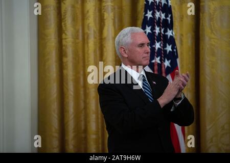 US-Vizepräsident Mike Pence lobt, dass Präsident Donald J. Trump am Freitag, 31. Januar 2020, im East Room des Weißen Hauses in Washington, DC, USA, Bemerkungen vorbringt, bevor er eine Executive Order zur Bekämpfung des Menschenhandels und der Online-Ausbeutung von Kindern unterzeichnet. Kredit: Stefani Reynolds/CNP weltweit Stockfoto