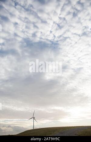 Windturbine, die für die Erzeugung erneuerbarer Energien auf einem Hügel im Land mit Sonnenuntergang verwendet wird, in Toora Victoria Australien Stockfoto