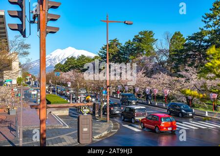 Blick auf die Straße in der Stadt Hirosaki im Frühling sonniger Tag. Kirschblütenmatsuri-Festival, Besucher genießen die Schönheit voller Blüte rosa Sakura-Bäume Blumen. Stockfoto