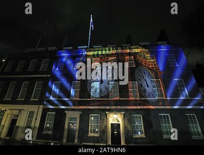 Ein Bild von Big Ben projizierte auf die 10 Downing Street, London, nachdem das Vereinigte Königreich die Europäische Union am Freitag verlassen hatte und 47 Jahre enge und manchmal unbequeme Beziehungen nach Brüssel beendete. Stockfoto