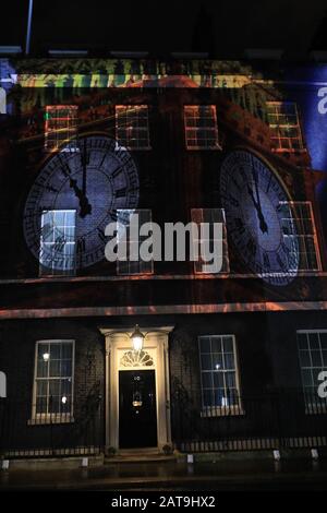 Ein Bild von Big Ben projizierte auf die 10 Downing Street, London, nachdem das Vereinigte Königreich die Europäische Union am Freitag verlassen hatte und 47 Jahre enge und manchmal unbequeme Beziehungen nach Brüssel beendete. Stockfoto