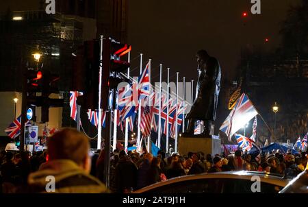 Parliament Square, London, Großbritannien. Januar 2020. "The Leave Means Leave Brexit Celebration" füllt den Parlamentsplatz vollständig mit einem Meer von Gewerkschaftsfahnen. Kredit: Malcolm Park/Alamy Live News. Stockfoto